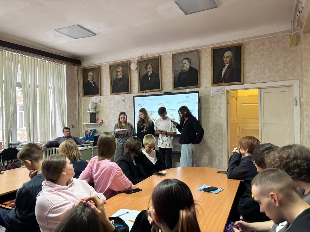 Профессия юриста — это круто! 🎓⚖️ Студенты 3 курса Омского юридического колледжа, провели правовой урок в школе!.