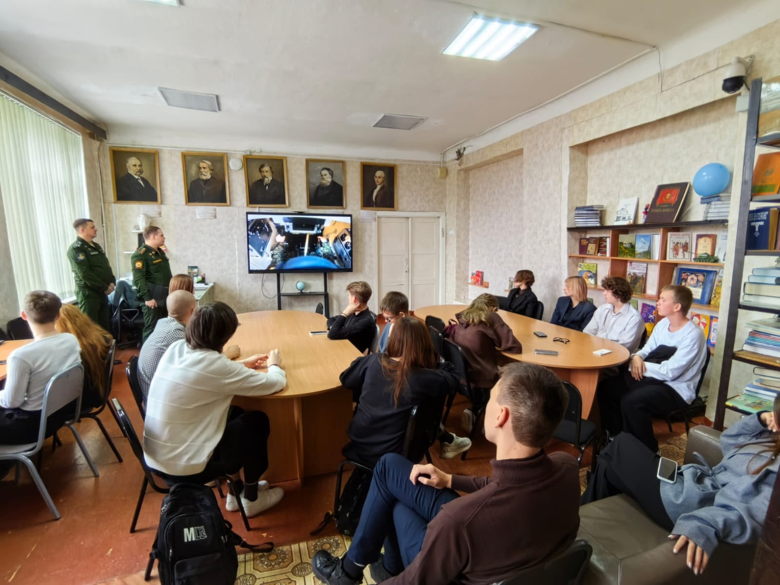 📢20 октября состоялась профориентационная встреча представителей Военной академии воздушно- космической обороны, а также Саратовского высшего артиллерийского военного училища с обучающимися 10 и 11 классов..