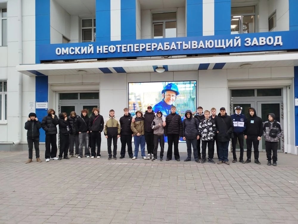 🎓 Увлекательная экскурсия на Омский нефтезавод!  Обучающиеся 9-х классов вместе со студентами Омского монтажного техникума недавно посетили одно из крупнейших предприятий региона — Омский нефтезавод..